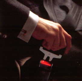 Les ceintures de scurit avant disponent d'une tension par scellement de poudre.
